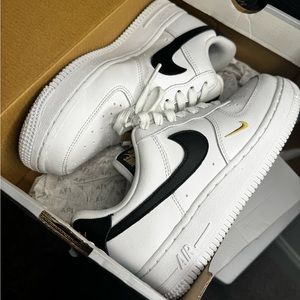 Gently worn women’s size 6 Air Force 1